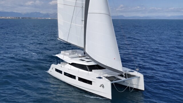 Aventura 45 sailing 1400x790