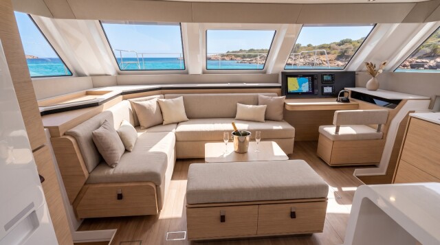 Aventura 47 EXPLORER SAlon steering position Dirk Agter