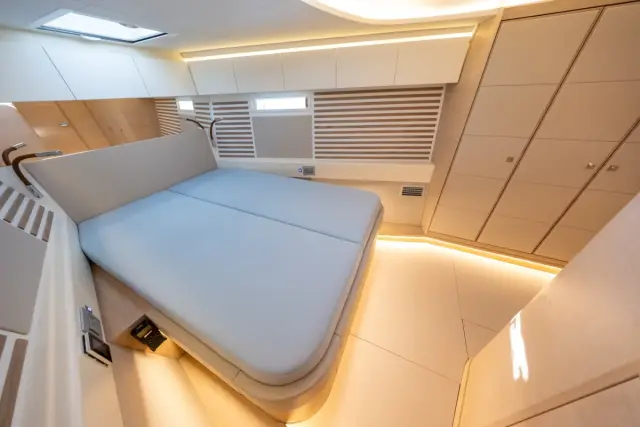 Iy 1698 bellissima interni 05 italia yachts