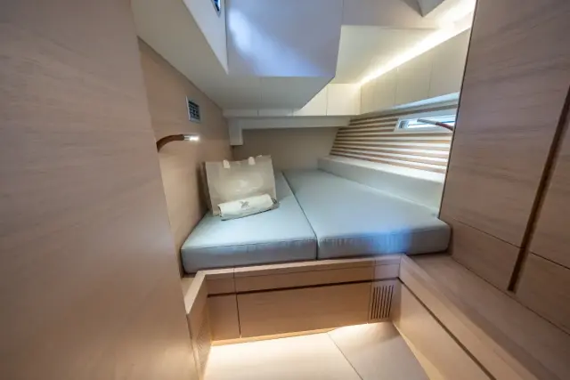 Iy 1698 bellissima interni 13 italia yachts